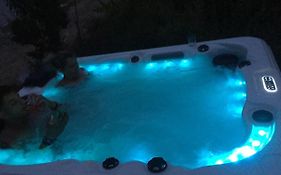 T2 climatisé baignoire terrasse Jacuzzi Piscine Sauna